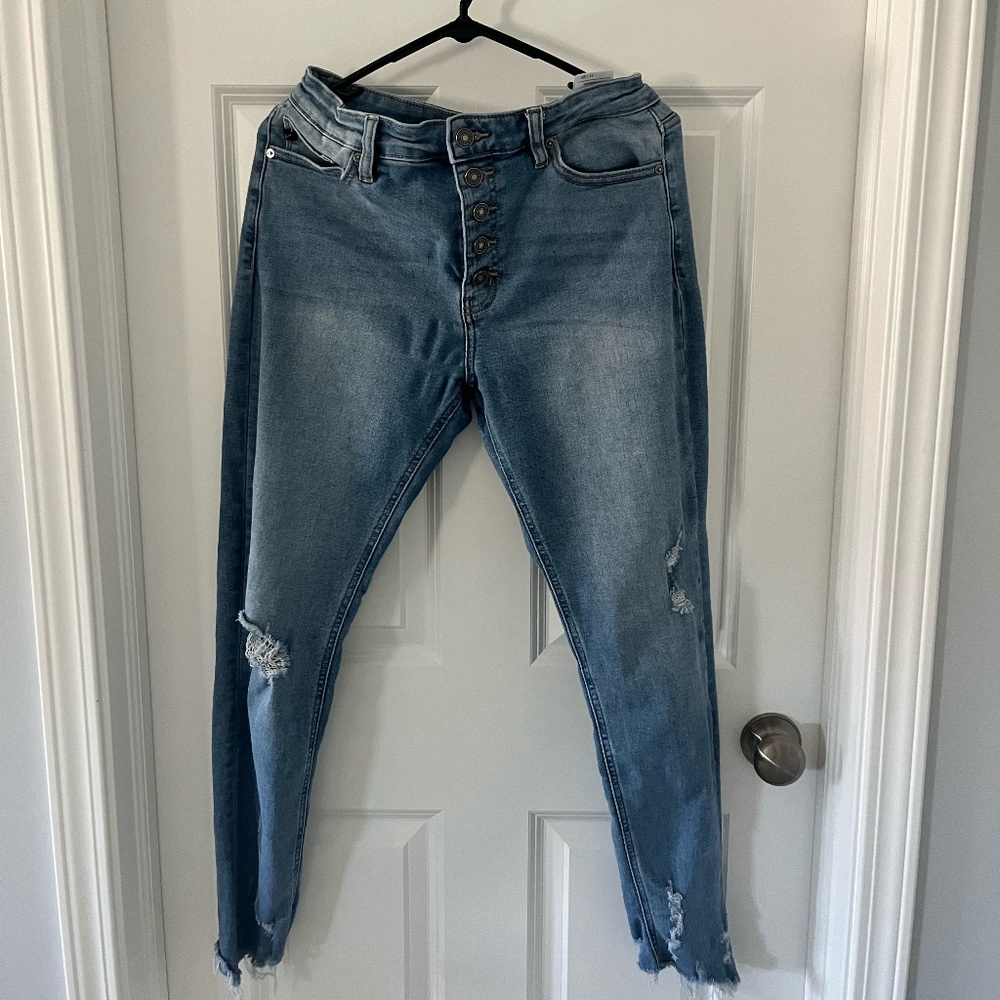 KANCAN FAYE EXPOSED BUTTON SKINNY JEANS - LIGHT WASH
